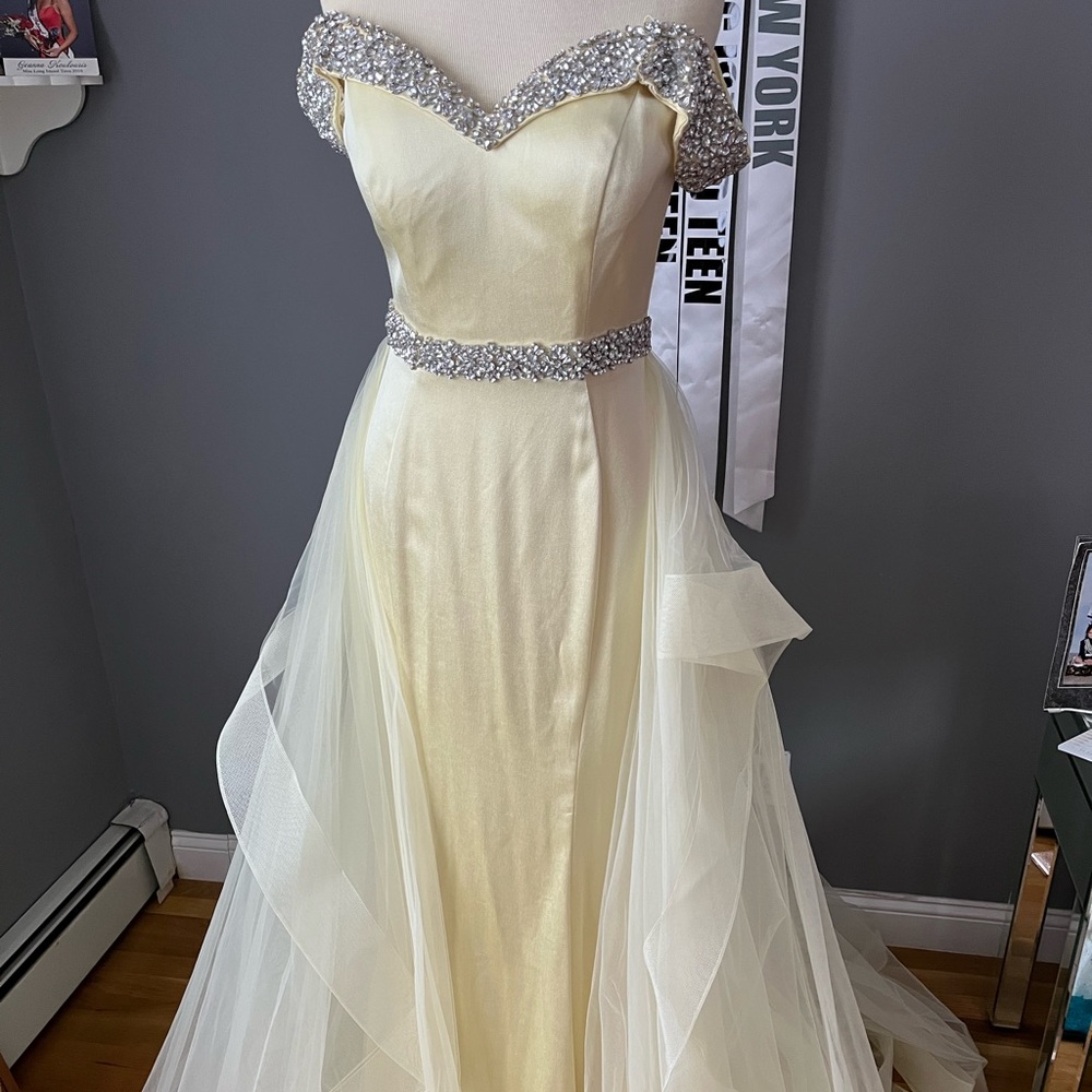 SOLD Macduggal yellow off the shoulder dress